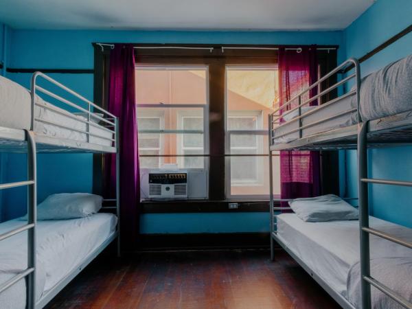 Lucky D's Youth and Traveler's Hostel : photo 3 de la chambre lit dans dortoir mixte de 4 lits avec climatisation
