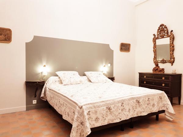 Chambres d'hotes le Domaine de Romanil : photo 1 de la chambre chambre lit king-size - vue sur jardin