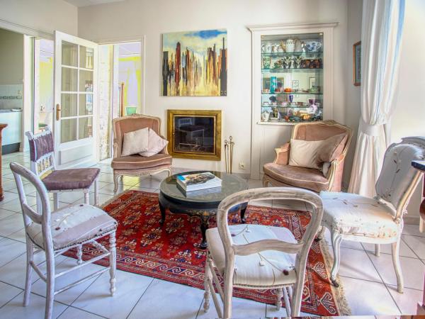 Chambres d'Hôtes Laferrière, centre, calme, vue dégagée sur verdure : photo 5 de la chambre chambre double