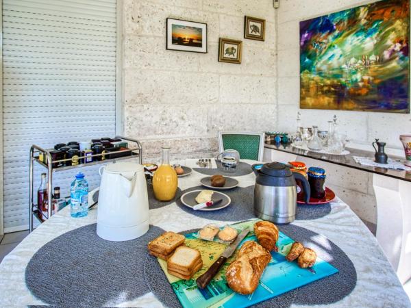 Chambres d'Hôtes Laferrière, centre, calme, vue dégagée sur verdure : photo 7 de la chambre chambre double