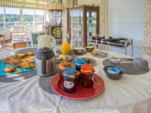 Chambres d'Hôtes Laferrière, centre, calme, vue dégagée sur verdure : photo 6 de la chambre chambre double
