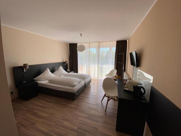 Hotel Drei Kronen : photo 4 de la chambre chambre double - vue sur fleuve