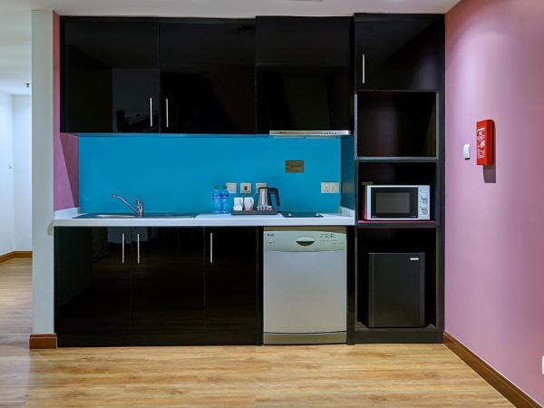 Ramada Hotel, Suites and Apartments by Wyndham Dubai JBR : photo 6 de la chambre appartement 1 chambre avec accessoires de plage gratuits - vue partielle sur mer