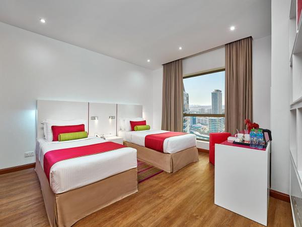 Ramada Hotel, Suites and Apartments by Wyndham Dubai JBR : photo 1 de la chambre chambre deluxe lits jumeaux avec accessoires de plage gratuits