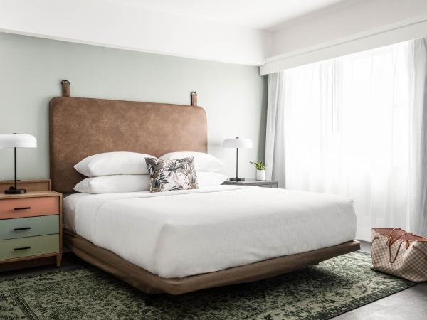 Holiday Inn Express St. Louis Central West End, an IHG Hotel : photo 5 de la chambre suite lit king-size avec balcon