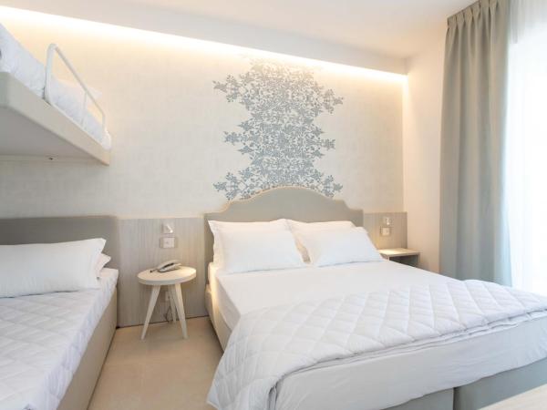 Hotel Mirafiori : photo 3 de la chambre chambre quadruple supérieure - vue latérale sur mer