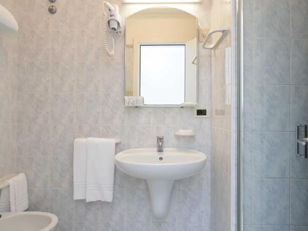 Hotel Mirafiori : photo 2 de la chambre chambre double ou lits jumeaux - vue partielle sur mer