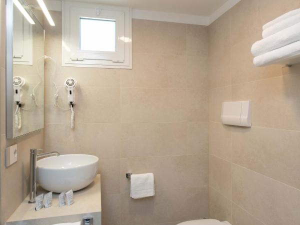 Hotel Mirafiori : photo 5 de la chambre chambre quadruple supérieure - vue latérale sur mer