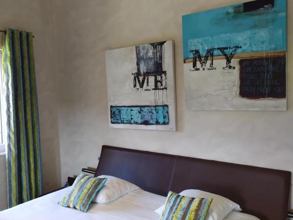 Auberge Du Roua : photo 8 de la chambre chambre confort - vue sur piscine