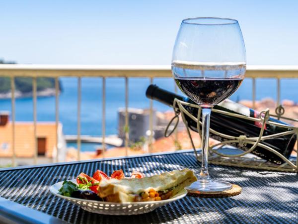 Rooms Rose : photo 6 de la chambre chambre double ou lits jumeaux avec terrasse - vue sur mer
