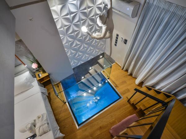 A.P. Acropolis View Apartments : photo 3 de la chambre suite avec piscine à hydromassage privée