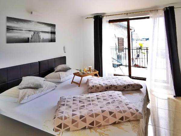 Pansion Makina : photo 3 de la chambre chambre lits jumeaux