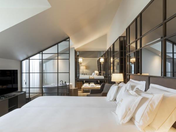 Casa da Companhia, Vignette Collection, an IHG Hotel : photo 4 de la chambre suite lit king-size avec balcon - vue sur cathédrale