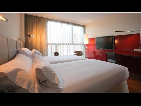 Hotel Reina Petronila : photo 5 de la chambre chambre familiale (2 adultes et 2 enfants)