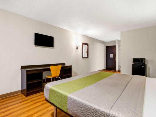 Motel 6 Indianapolis IN : photo 5 de la chambre chambre lit king-size - non-fumeurs