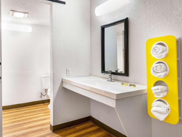 Motel 6 Indianapolis IN : photo 1 de la chambre chambre avec 2 lits queen-size - accessible aux personnes à mobilité réduite - non-fumeurs