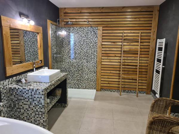 Chambre d'hôte Casa Maredda : photo 8 de la chambre suite lit king-size avec jacuzzi et sauna privés