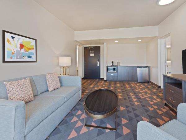 Holiday Inn & Suites Across From Universal Orlando, an IHG Hotel : photo 7 de la chambre chambre avec 2 lits queen-size - baignoire accessible aux personnes à mobilité réduite - non-fumeurs