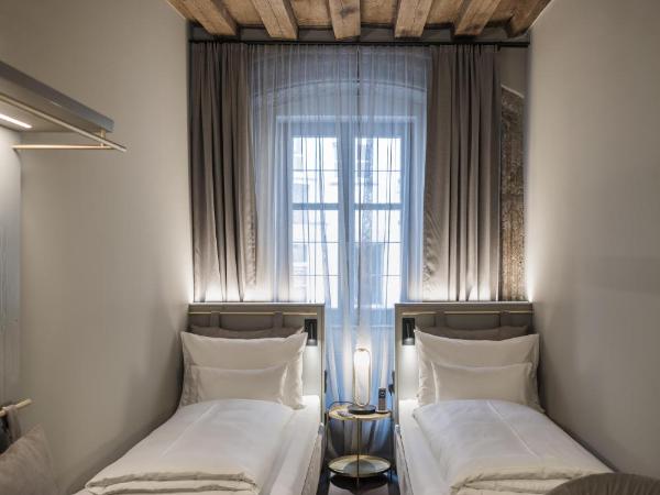 Altstadthotel Weisses Kreuz : photo 6 de la chambre chambre lits jumeaux