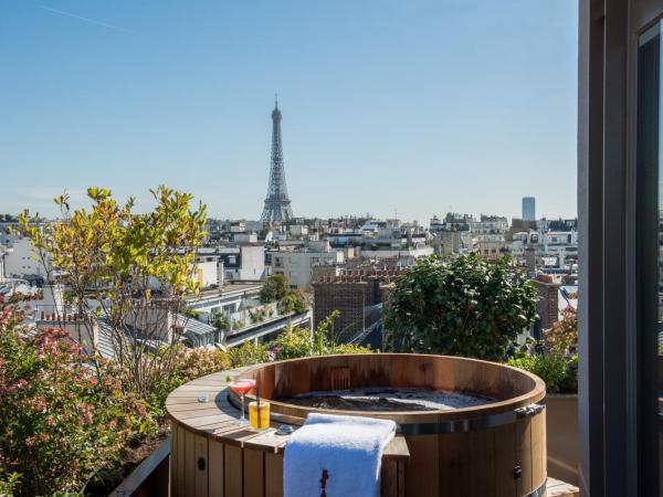 Brach Paris - Evok Collection : photo 2 de la chambre suite avec terrasse et baignoire spa