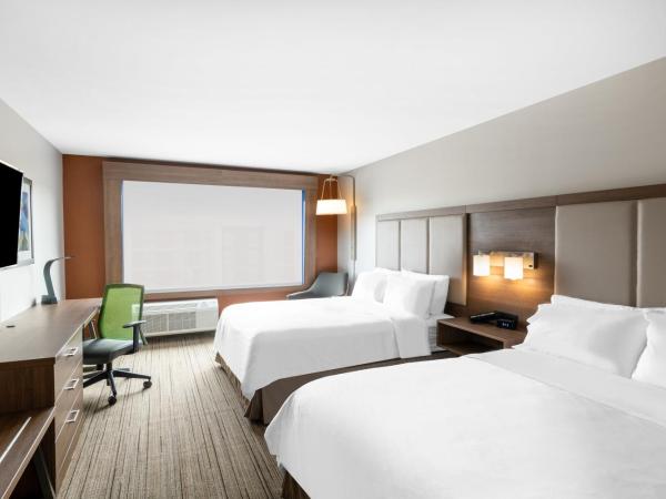 Holiday Inn Express & Suites - Phoenix - Airport North, an IHG Hotel : photo 6 de la chambre standard queen room with two queen beds and mobility accessible tub