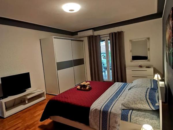 Lovely Family House Robi : photo 7 de la chambre chambre double deluxe avec lit d'appoint