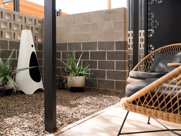 RISE Uptown : photo 5 de la chambre chambre lit king-size deluxe avec foyer extérieur et terrasse - accessible aux personnes à mobilité réduite