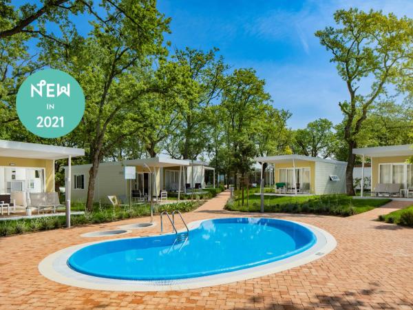 Camping Ulika Mobile Homes - Naturist : photo 1 de la chambre premium mobile home pool view (2+1)