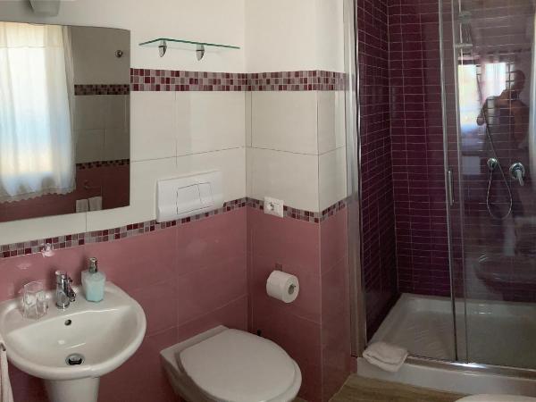 Punta Sirenella : photo 2 de la chambre chambre double ou lits jumeaux avec salle de bains privative