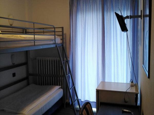 Hotel Berliner Hof : photo 2 de la chambre chambre double ou lits jumeaux avec salle de bains privative dans le couloir