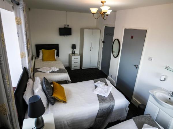 St Hilda Guesthouse : photo 7 de la chambre chambre triple avec salle de bains privative