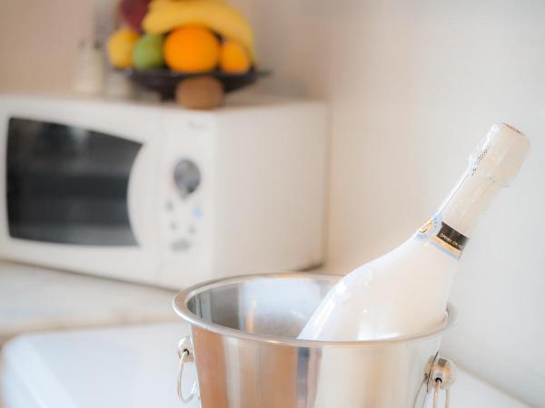 Rhodes Backpackers Boutique Hostel and Apartments : photo 3 de la chambre appartement avec balcon