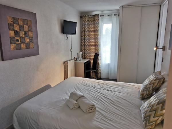 Logis Les Charmettes : photo 1 de la chambre chambre familiale