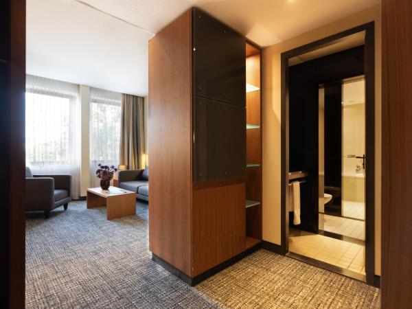 Pullman Eindhoven Cocagne : photo 2 de la chambre suite supérieure lit king-size