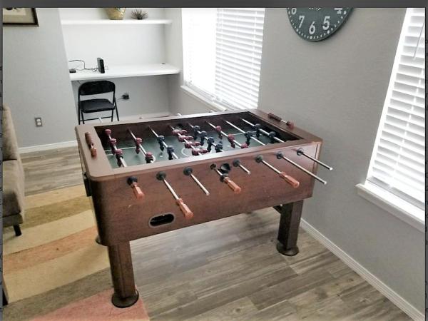 Private Bedroom Suite Communal House near Integris : photo 10 de la chambre chambre simple avec salle de bains privative