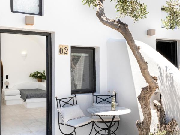 Pearl of Caldera Oia - Boutique Hotel by Pearl Hotel Collection : photo 8 de la chambre suite supérieure avec bain à remous extérieur - vue sur caldeira