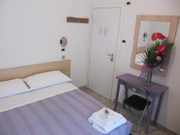 Hotel Villa Elia : photo 2 de la chambre chambre double ou lits jumeaux avec balcon