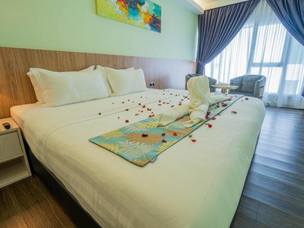 FLYPOD Hotel : photo 5 de la chambre chambre lit king-size avec baignoire spa