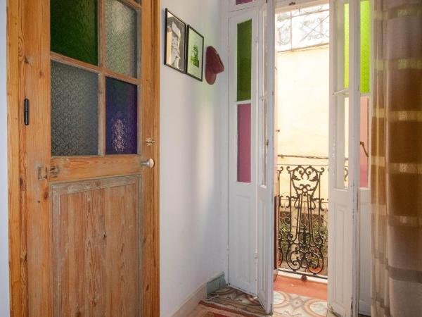 Bayt Alice Hostel : photo 2 de la chambre chambre simple des portraits