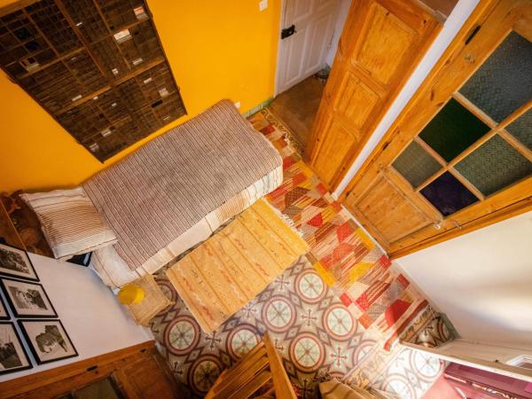 Bayt Alice Hostel : photo 3 de la chambre chambre simple des portraits