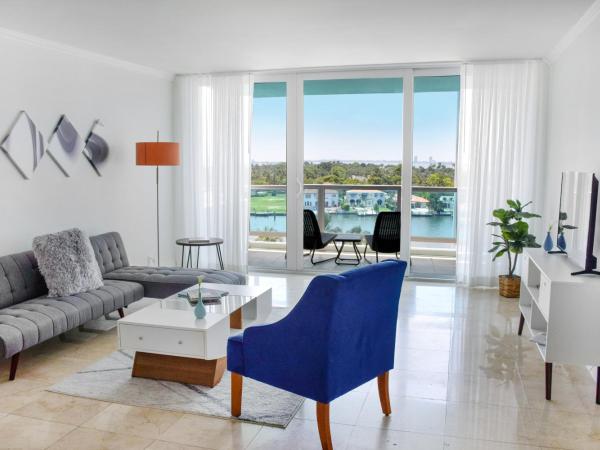Seacoast Suites on Miami Beach : photo 1 de la chambre suite deluxe 1 chambre avec salle de bains et toilettes séparées avec lavabo et balcon - vue sur ville