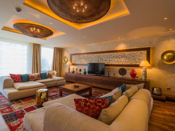 Mala Garden Design Hotel : photo 1 de la chambre grande suite avec jacuzzi et balcon - vue latérale sur lac