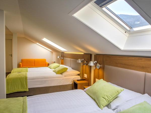 Campanile Martigny : photo 2 de la chambre chambre standard 1 lit double et 2 lits simples