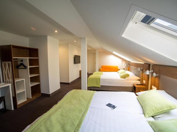 Campanile Martigny : photo 3 de la chambre chambre standard 1 lit double et 2 lits simples