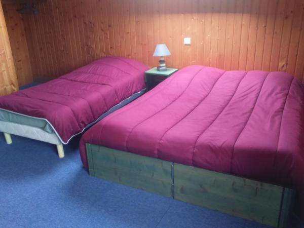 Hotel Les Sapins : photo 1 de la chambre chambre triple - accès par escalier uniquement