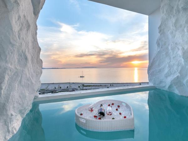 Tagoo Black Mykonos : photo 2 de la chambre chambre double deluxe avec piscine troglodyte privée