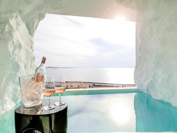 Tagoo Black Mykonos : photo 4 de la chambre chambre double deluxe avec piscine troglodyte privée