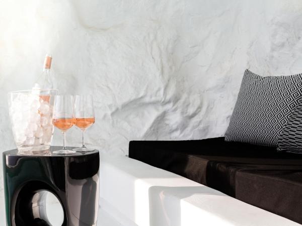 Tagoo Black Mykonos : photo 5 de la chambre chambre double deluxe avec piscine troglodyte privée