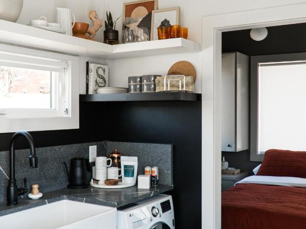 Ironwood Grove, Tiny House Hotel : photo 6 de la chambre suite avec balcon