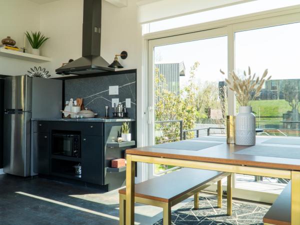 Ironwood Grove, Tiny House Hotel : photo 7 de la chambre suite avec balcon